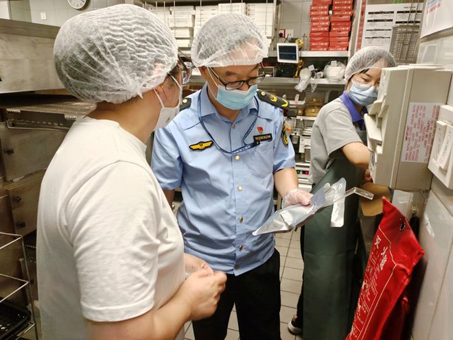 食品安全監管再升級 多地市場監管部門突擊檢查必勝客，無錫兩店被立案調查